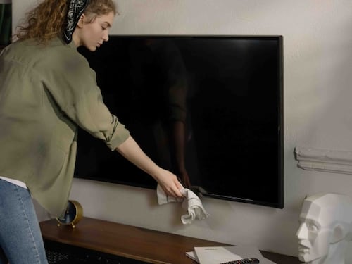 Cómo limpiar la pantalla de tu televisión para no dañarla