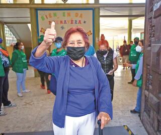 "Esto es volver a nacer": Cecilia, de 72 años, feliz de ser vacunada