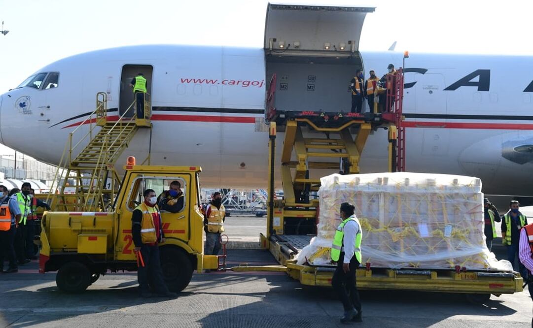 México recibió un millón 302 mil 600 dosis de Pfizer-BioNTech en tres embarques diferentes esta semana. Foto: Hugo García / EL UNIVERSAL
