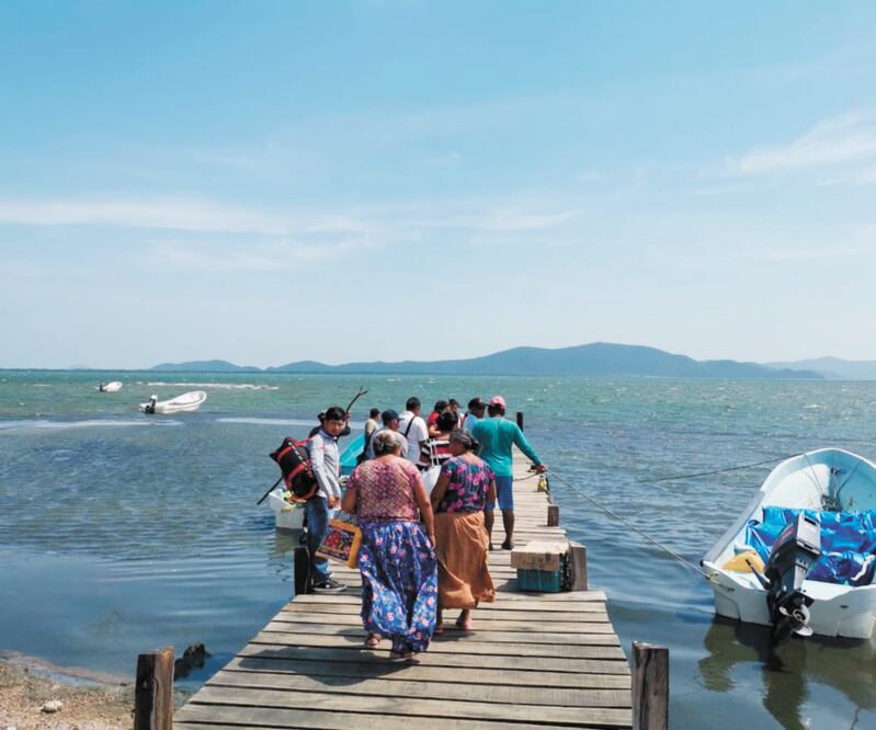 La única opción que tienen de salir los habitantes de Santa María es por mar, lo que pone en riesgo su vida al viajar en lanchas. Foto/ROSELIA CHACA. EL UNIVERSAL