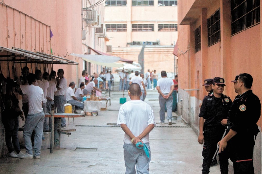 El traslado de internos al penal de Apodaca se realizó en completo orden y con pleno respeto a la legalidad y a los derechos humanos, aseguró el gobierno estatal. Foto/JULIO CÉSAR AGUILAR. AFP