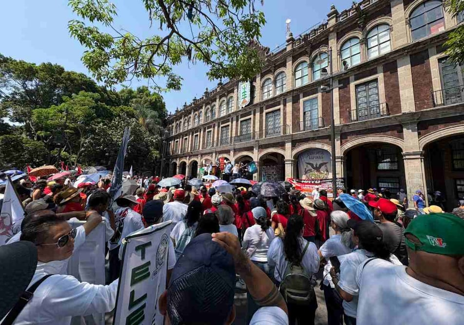 Cuernavaca se transformó en un tribunal contra la clase política en un mitin realizado en la Plaza de Armas, que reunió a un contingente superior a los cinco mil trabajadores. Foto: Especial