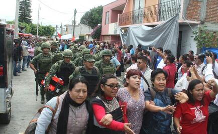 Sección 22 desaloja a militares de junta distrital del INE