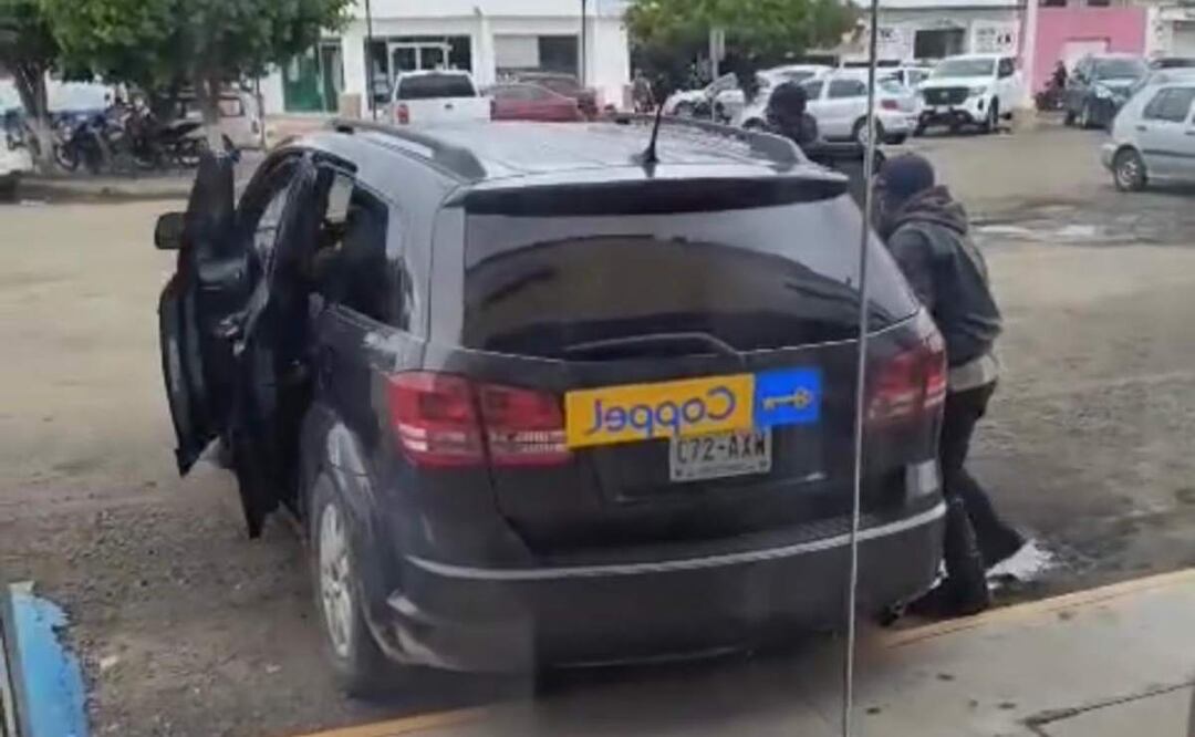 Imágenes captadas por cámaras de vigilancia donde sujetos armados asaltan camioneta de traslado de valores en Silao, Guanajuato (24/06/2025). Foto: Captura de video