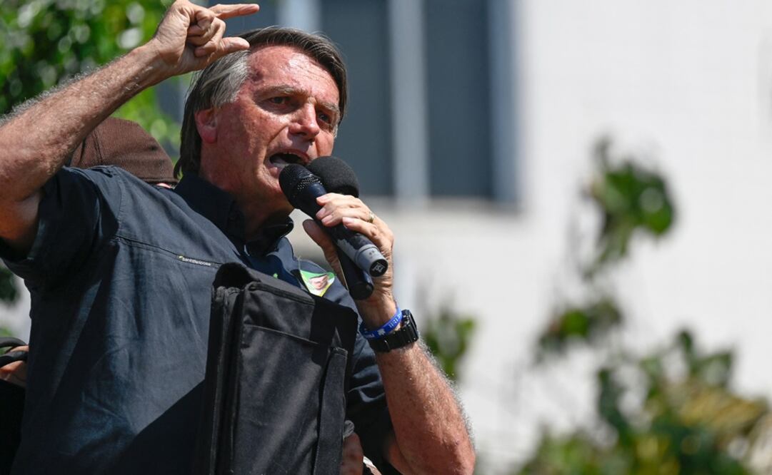 El presidente y candidato a la reelección, Jair Bolsonaro, habla con sus seguidores durante un mitin de campaña en Sao Joao de Meriti, Río de Janeiro. Foto: AFP