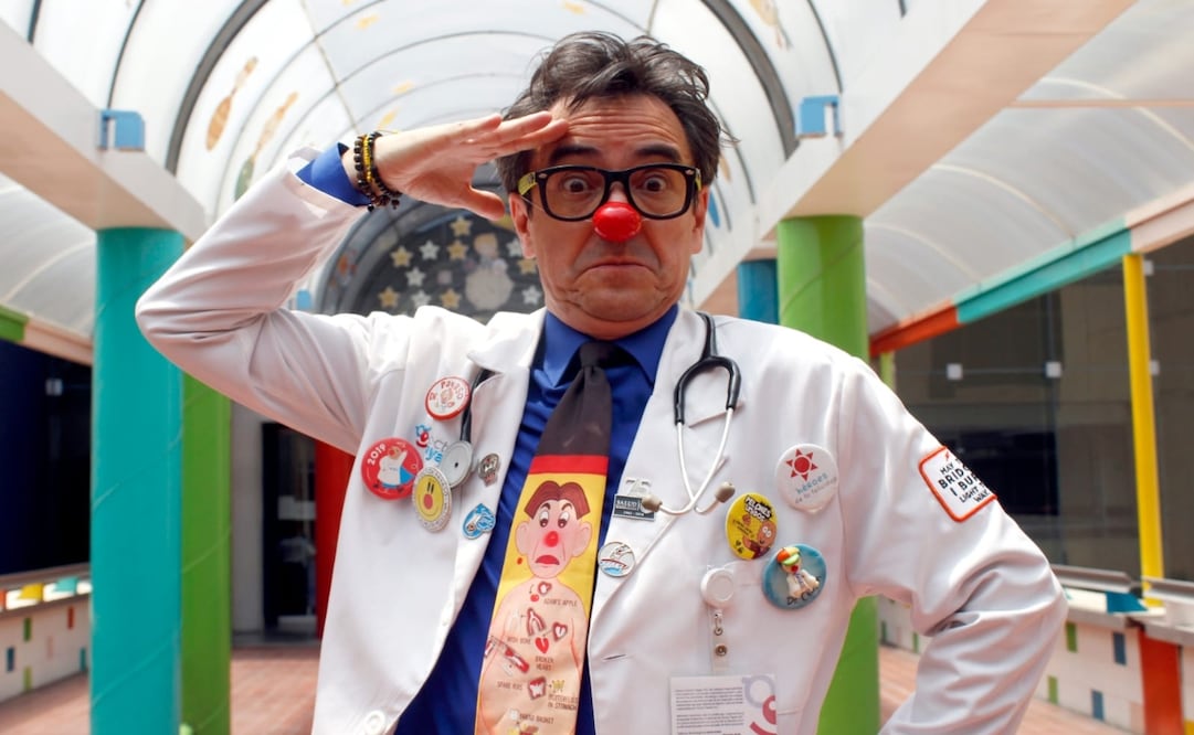 Alex García, por medio del Voluntariado IMSS, se acerca a los pacientes pediátricos internados en hospitales. Foto: Especial