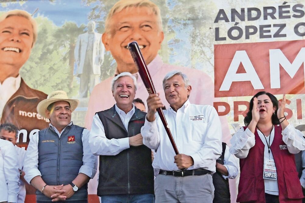 En su gira por la frontera norte del país, el candidato presidencial por la coalición Juntos Haremos Historia, Andrés Manuel López Obrador, recibió un bate de béisbol por parte del ex pugilista Érik El Terrible Morales. (VALENTE ROSAS. EL UNIVERSAL)