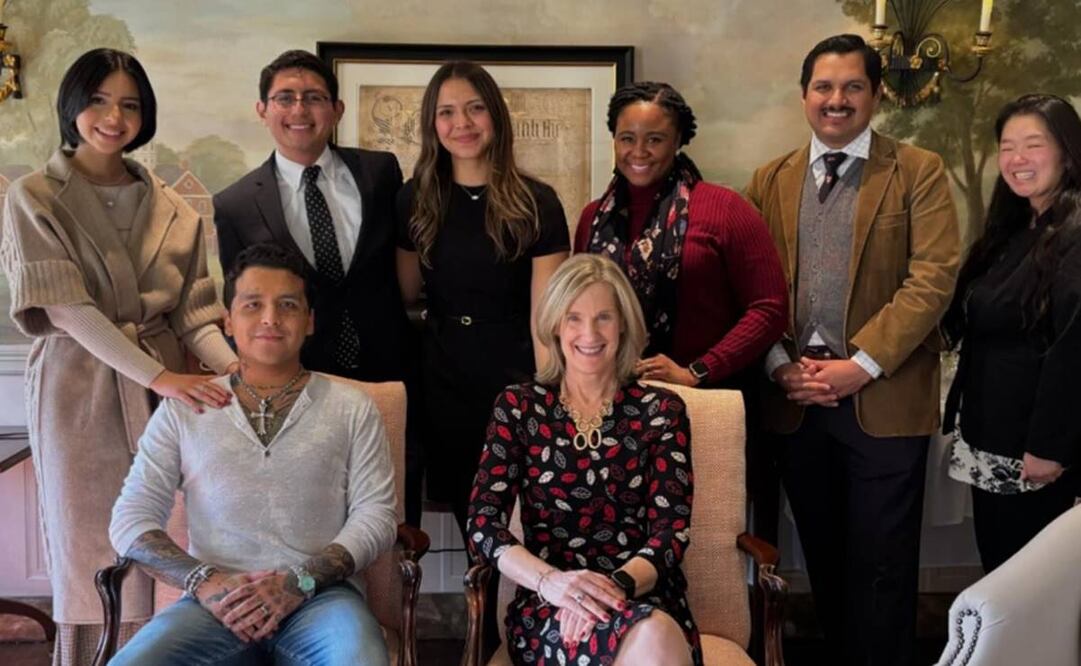 Ángela Aguilar acompaña a su esposo Christian Nodal a recibir un premio de la Universidad de Harvard.