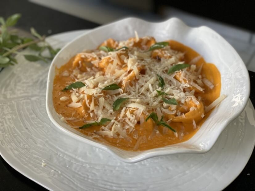 Cómo hacer tortellinis de parmesano en salsa naranja