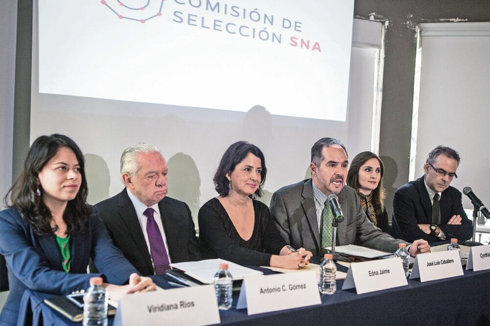 Juan Pardinas, director del IMCO (último de la derecha), en la convocatoria para formar el Comité de Participación Ciudadana del sistema anticorrupción (CRISTOPHER ROGEL. EL UNIVERSAL)