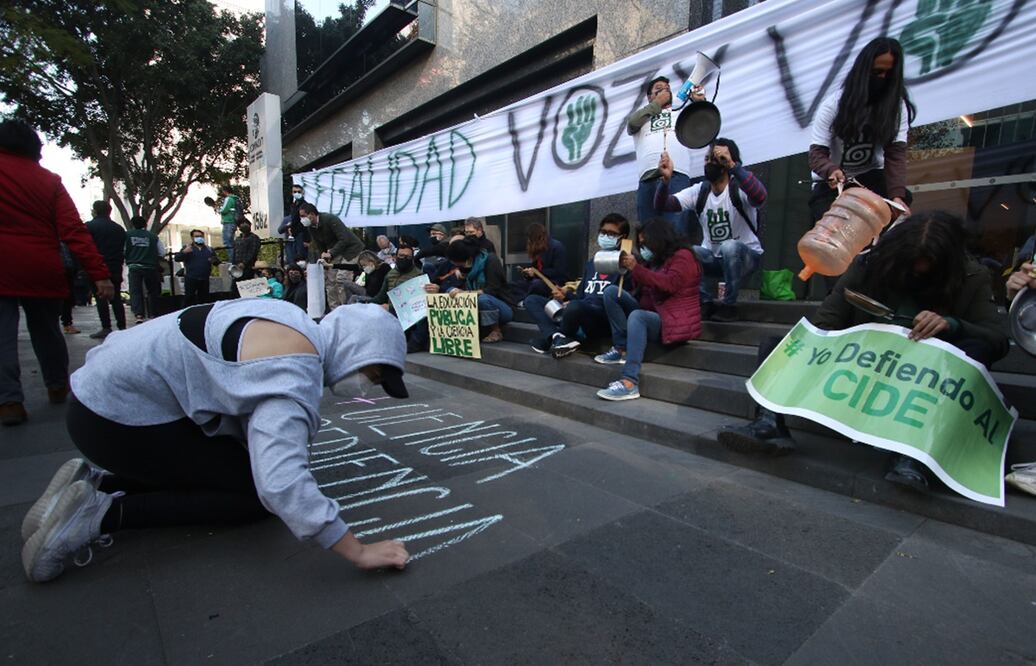 Académicos y estudiantes del CIDE manifiestan fuera de las instalaciones del Conacyt. Foto: El Universal / Carlos Mejía, archivo 