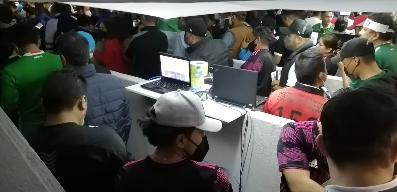 Aficionados ingresan sin revisión del Fan ID en el México vs Estados Unidos / FOTO: OSCAR TORRES - EL UNIVERSAL DEPORTES