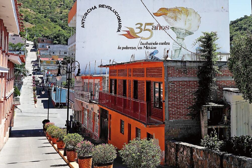 Tecomatlán, pueblo enclavado en la Mixteca Baja del estado de Puebla y cuna de Antorcha Campesina, la pobreza no se ve por ningún lado y las calles lucen limpias y ordenadas. FOTO: FERNANDO RAMÍREZ