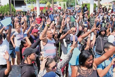 Cubanos amagan con crucificarse para presionar