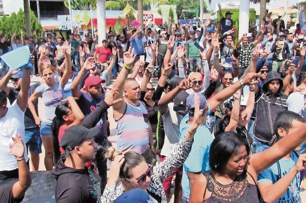 Migrantes cubanos organizan una caravana que saldrá la próxima semana de Tapachula y tendrá como destino la Ciudad de México. / MA. DE JESÚS PETERS. EL UNIVERSAL