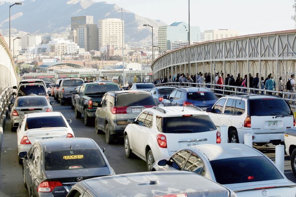 En los 3 mil 175 kilómetros de frontera entre EU y México, diariamente hay cruces legales de 300 mil vehículos. (REUTERS)