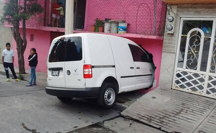 Automovilista choca contra muro e irrumpe en casa en Naucalpan