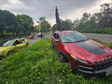 Chocan dos autos en Anillo Periférico; uno de ellos queda sobre el camellón