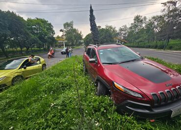 Chocan dos autos en Anillo Periférico; uno de ellos queda sobre el camellón
