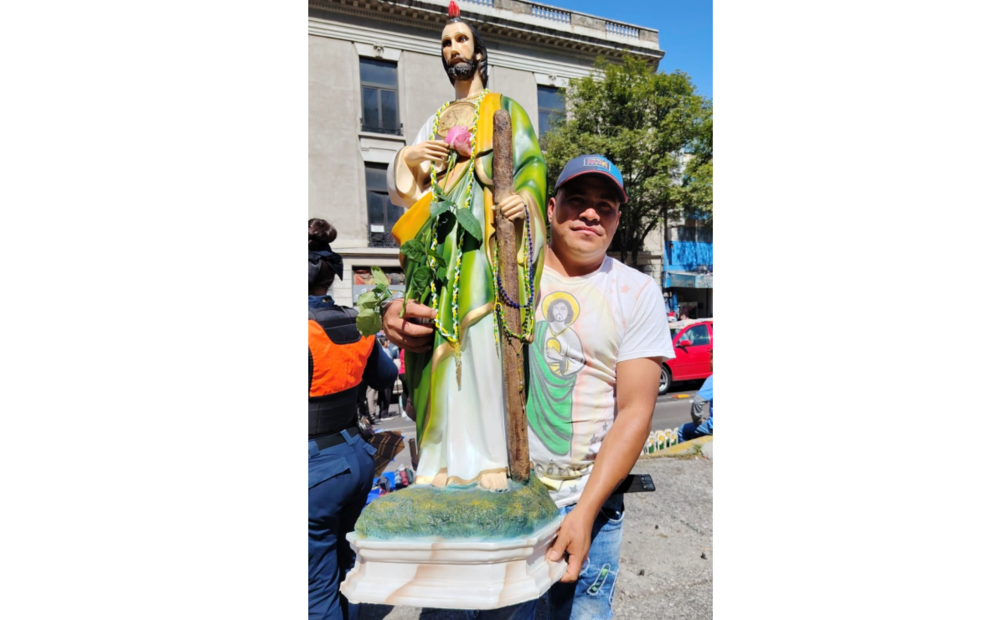 Ni la larga fila o el sol, detuvieron a los devotos que buscaban entrar a la iglesia para pedirle un favor o pagar una manda al Santo.
Foto: Luis Camacho
