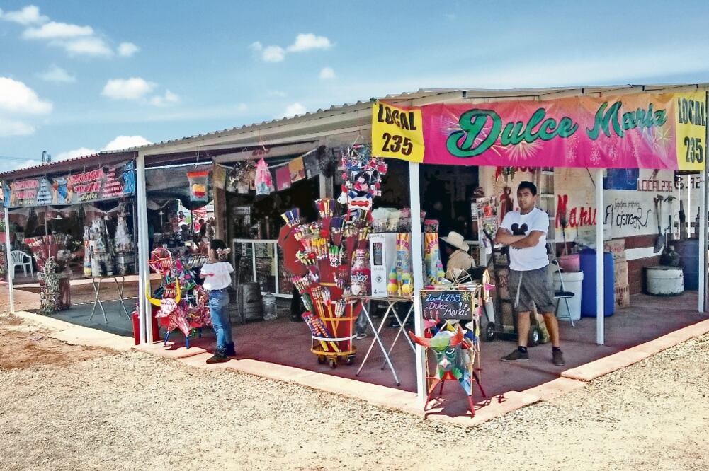 En el mercado de San Pablito se ofertaban hasta castillos con pirotécnia musical. (ARCHIVO EL UNIVERSAL)