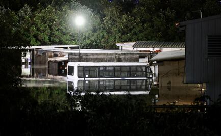 Se desborda el Río La Coyotera en Huixquilucan; fuertes lluvias provocan inundaciones y vehículos varados