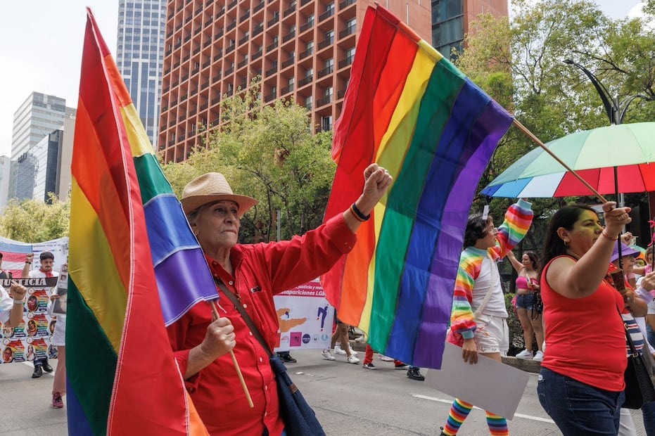 Durante la marcha LGBT+ se lleva a cabo el tramo del silencio como protesta por los crímenes de odio y las personas desaparecidas.
Quienes se encontraban en los alrededores también levantaban su puño como acompañamiento a las familias del contingente.
Yaretzy M. Osnaya El Universal