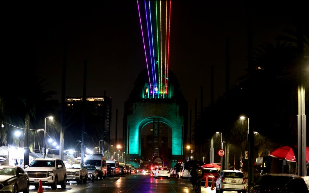 Proyecta Monumento a la Revolución los colores de la bandera LGBT+ en el marco de la edición 47 de la Marcha del Orgullo en la Ciudad de México, el jueves 27 de junio de 2025. Foto: Valente Rosas/EL UNIVERSAL