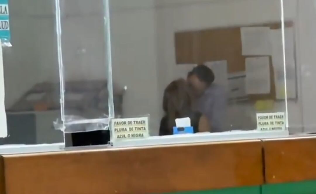 Trabajadores del IMSS besándose mientras pacientes hacen fila. Foto: Captura de Pantalla