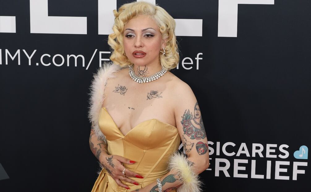 Mon Laferte, la cantante chilena, reflejó el glamour de Hollywood. Su cabello rizado y rubio combinó a la perfección con un vestido entallado, con un escote al estilo de Marilyn Monroe, pero en un llamativo tono amarillo. Foto: EFE.