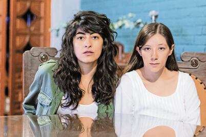 Alex Argüelles retrata la Soledad de dos hermanas 