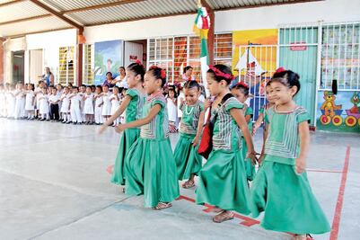Rinden honores patrios con vestimenta e idioma zapoteco