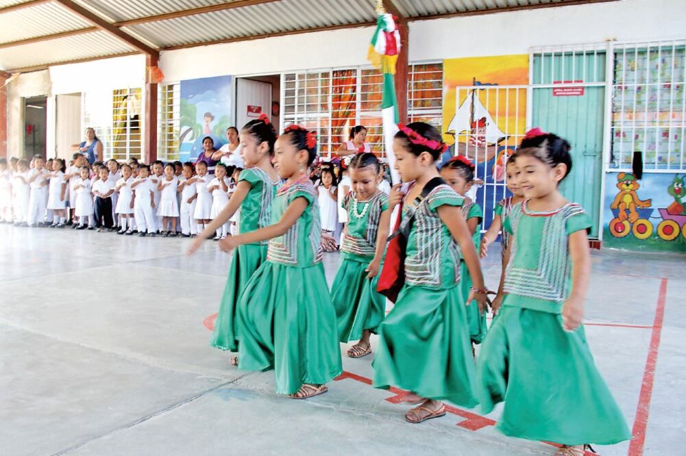 En el jardín de niños 'Juan Escutia', ubicado en una de las colonias más riesgosas de Juchitán, las pequeñas atienden las indicaciones de su profesor (ROSELIA CHACA. EL UNIVERSAL)
