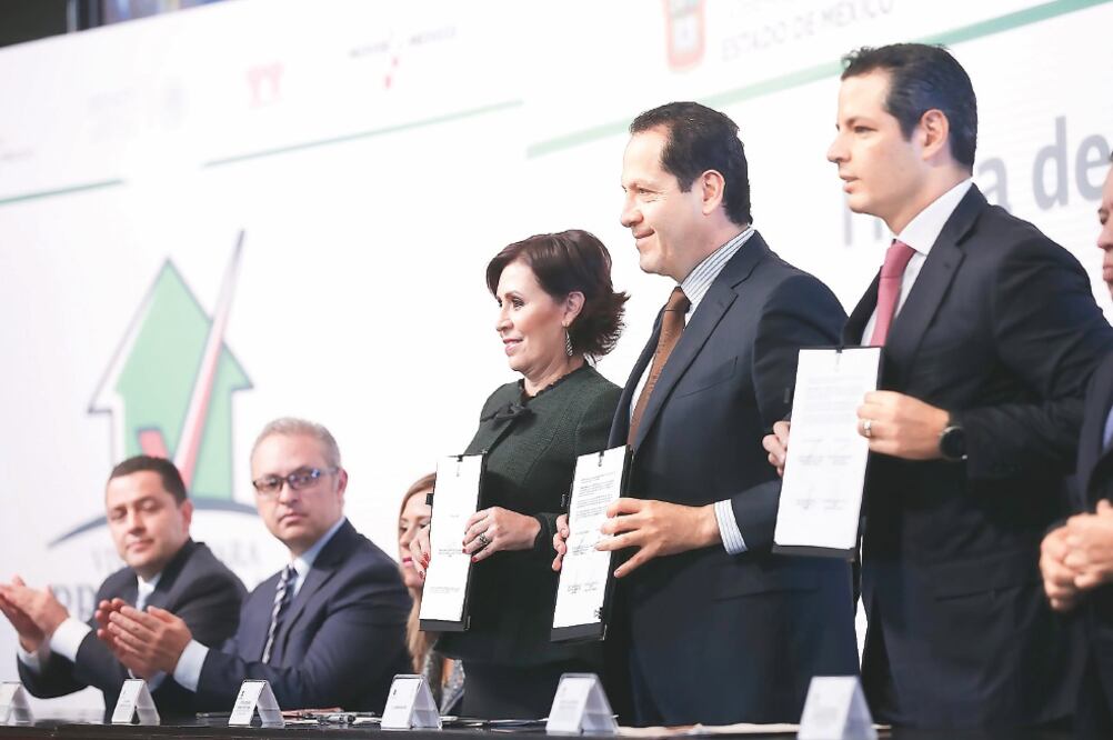 La titular de la Sedatu, Rosario Robles; el gobernador del Estado de México, Eruviel Ávila, y el director general del Infonavit, Alejandro Murat, en la firma de convenios (ESPECIAL)