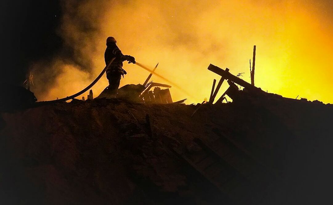 Rescatistas ucranianos apagan un incendio en un almacén de residuos de maíz después de un bombardeo. Foto: Ilustrativa EFE