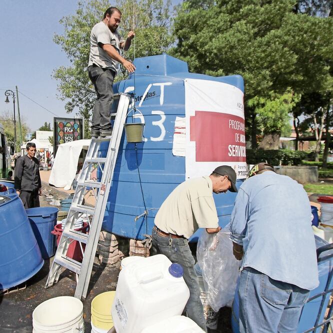 Algunos de los colonos prefirieron subir a un escalera y usar una cubeta con un lazo para sacar el agua de los contenedores; argumentan que ya no tenía tanta presión el líquido y se tardaba demasiado en llenar sus cubetas. (CARLOS MEJÍA. EL UNIVERSAL)