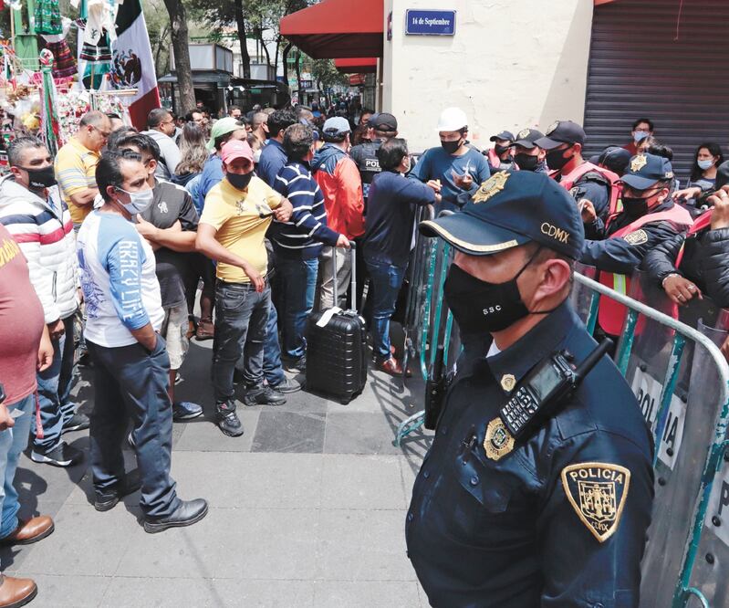 Desde temprana hora, elementos de la policía capitalina se desplegaron en las calles de acceso al Zócalo para restringir el paso de la gente, a pesar de la molestia de algunos. BERENICE FREGOSO. EL UNIVERSAL