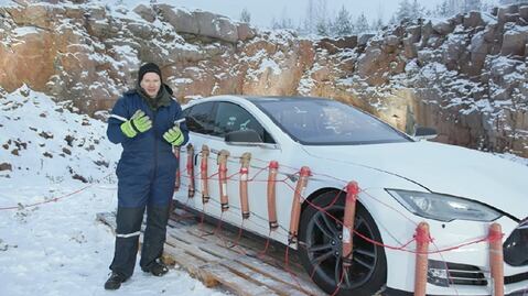 Video: con explosivos, youtuber destruye auto Tesla de casi 3 millones