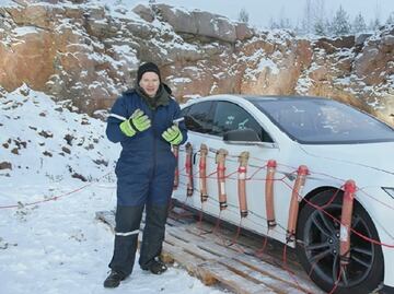 Video: con explosivos, youtuber destruye auto Tesla de casi 3 millones