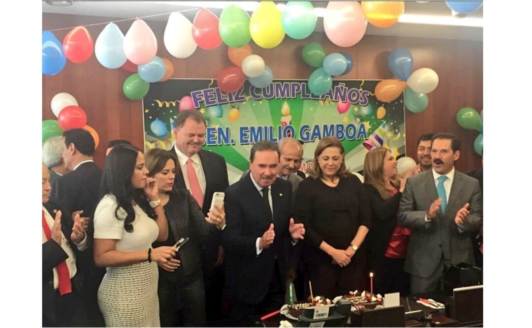 El coordinador priísta fue agasajado con pastel. /@EGandaraC