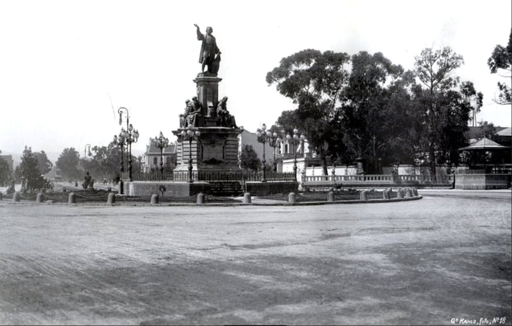 El Monumento a Cristóbal Colón, ubicado en el Paseo de la Reforma, en una imagen captada por el fotógrafo Guillermo Kahlo, alrededor de 1904. Este conjunto escultórico fue creado por el artista Charles Cordier y se inauguró en 1877; hoy el paisaje que lo rodea luce muy distinto. Imagen: Col. Villasana-Torres