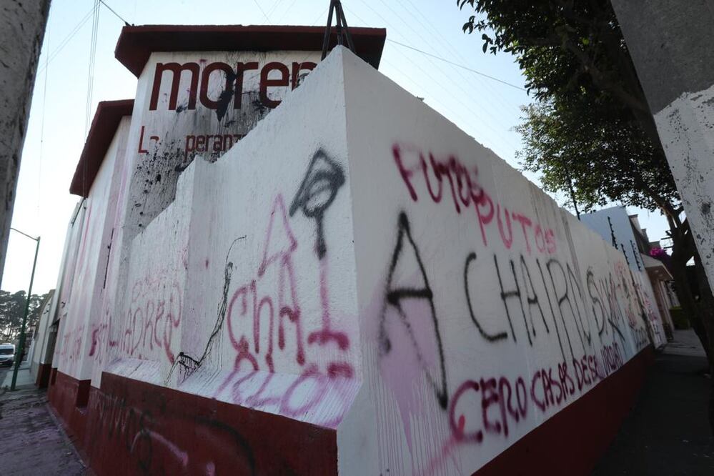 En una casa vinculada con Morena, este fin de semana aparecieron las leyendas: “¡Fuera chairos!” así como símbolos nazis y anarquistas. Foto: Jorge Alvarado. EL UNIVERSAL