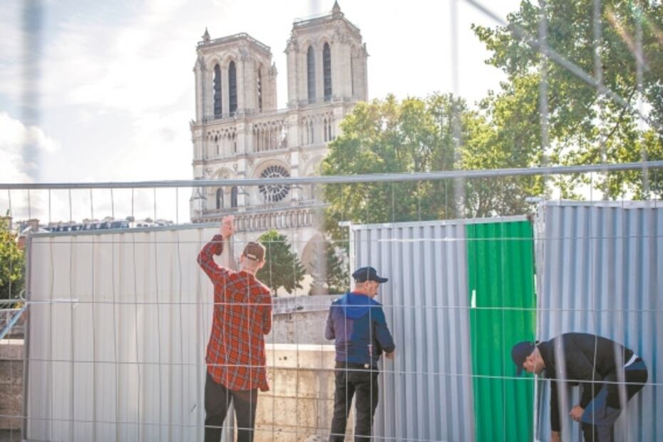 Las manos que malabarean la titánica reconstrucción de Notre Dame