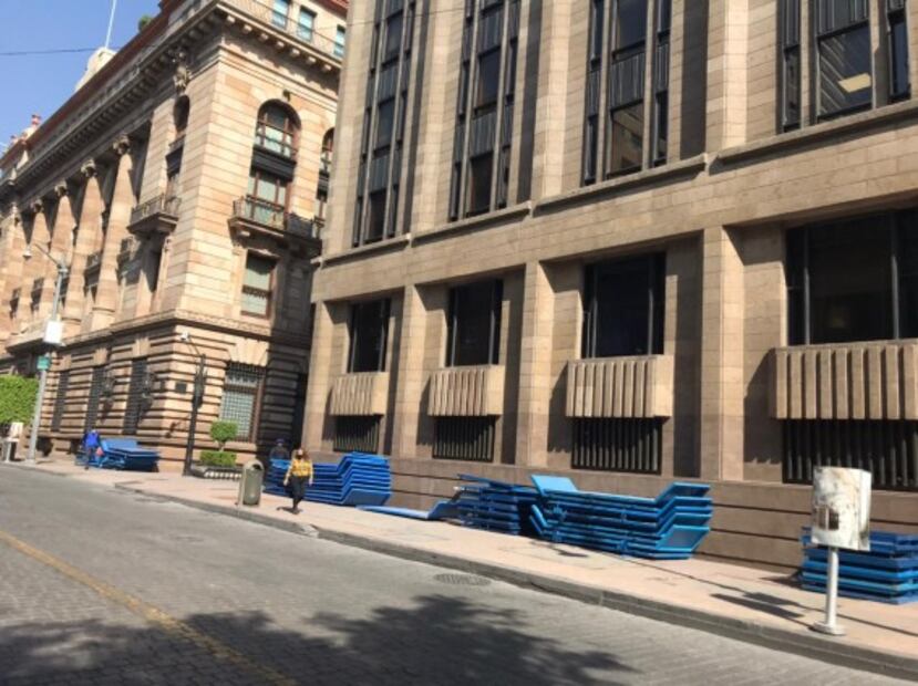 Resguardan con vallas metálicas monumentos del Centro Histórico por marcha del Día de la Mujer