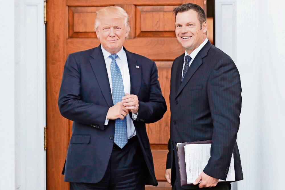 El presidente electo, Donald Trump, se reunión co Kris Kobach, secretario de Gobierno de Kansas, el pasado 20 de noviembre en Nueva York. (CAROLYN KASTER. AP)