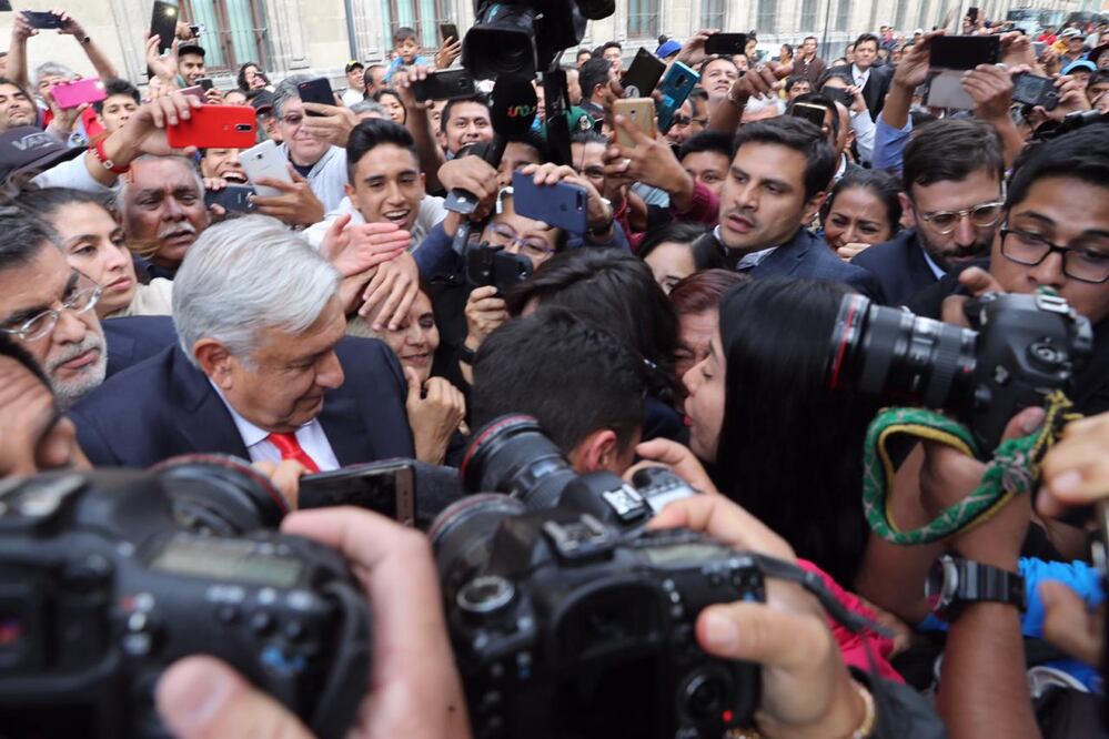 En el breve camino de Palacio Nacional a la Corte, el Presidente desató furor. Foto: Juan Carlos Reyes / EL UNIVERSAL