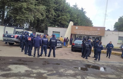 Comerciantes golpean y detienen a presuntos extorsionadores de Central de Abasto en Santiago Tianguistengo