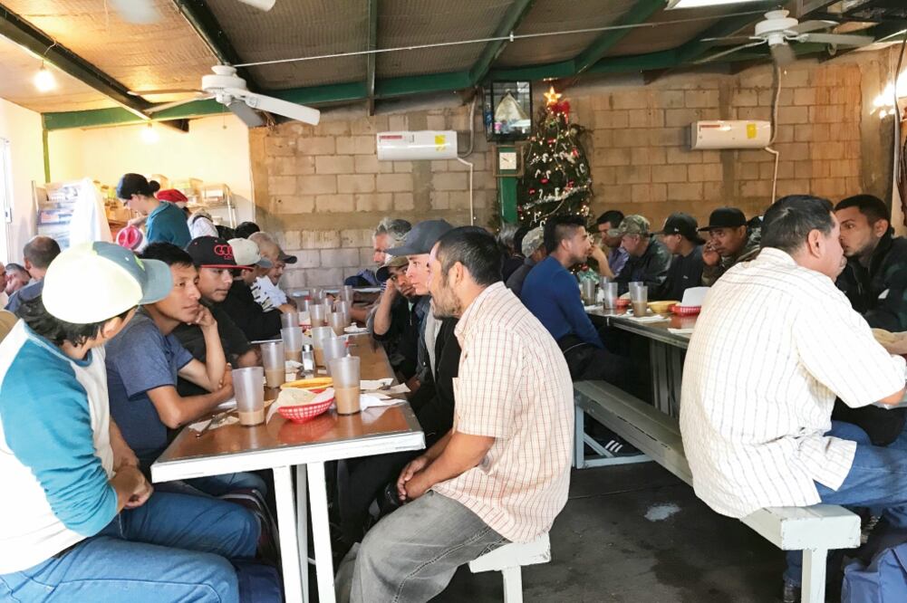Un grupo de migrantes deportados de Estados Unidos desayuna en un albergue en la ciudad mexicana de Nogales, cerca de la frontera con Estados Unidos. (ANITA SNOW. AP)