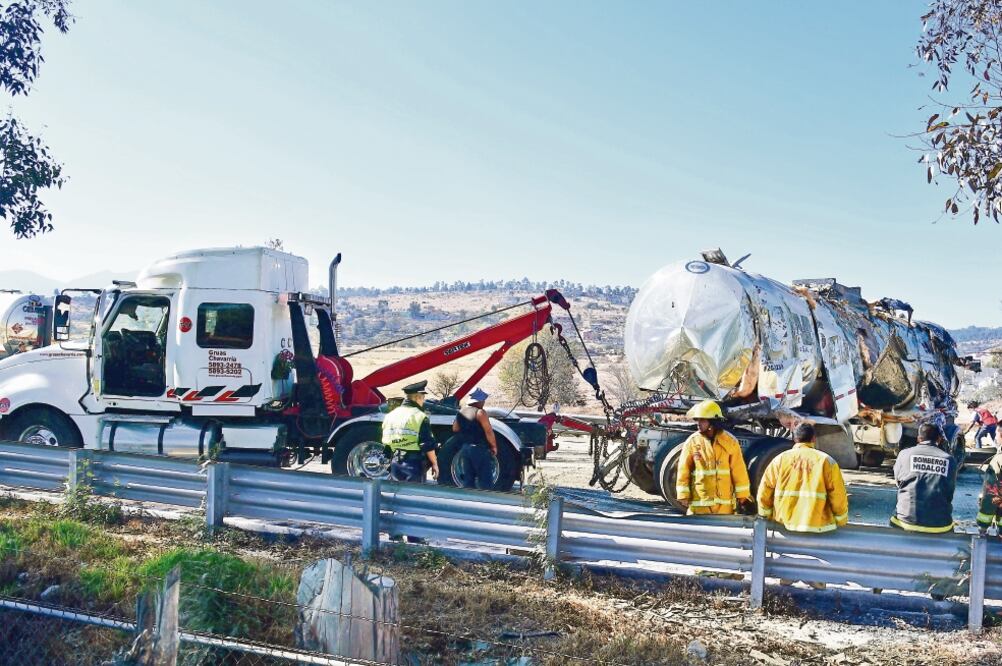 Reabren vías. Luego de 4 horas de limpieza en la zona del accidente, se reanudó la circulación en la México-Querétaro. 