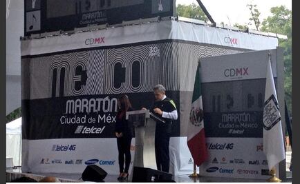 Mancera presenta la playera y medalla del maratón de la CDMX